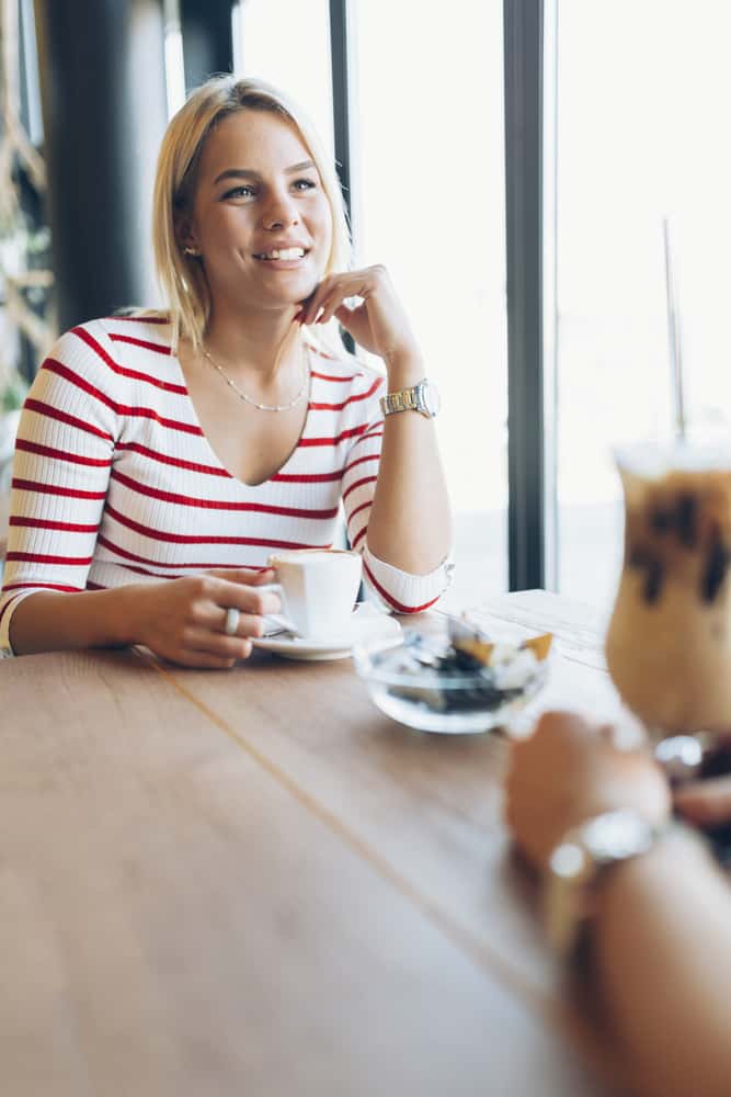 woman having coffee with friend displaying typical Swedish personality characteristics